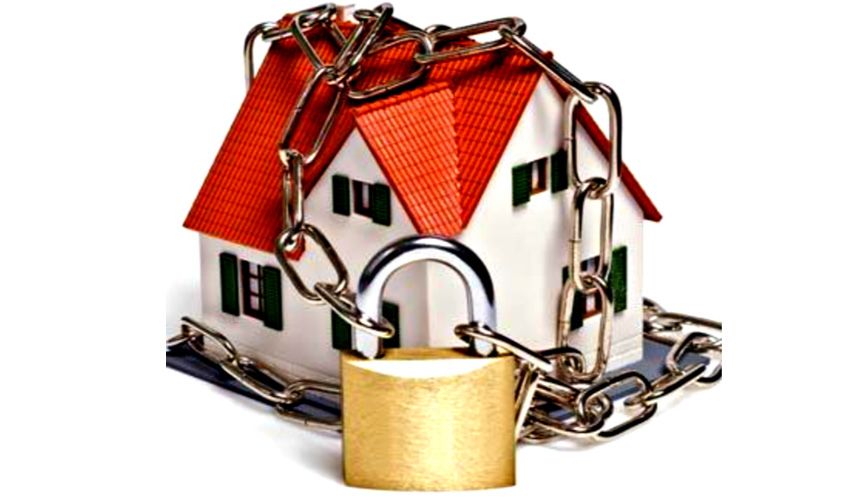 Achterdeur met degelijk sluitwerk bij een woning in Katwijk